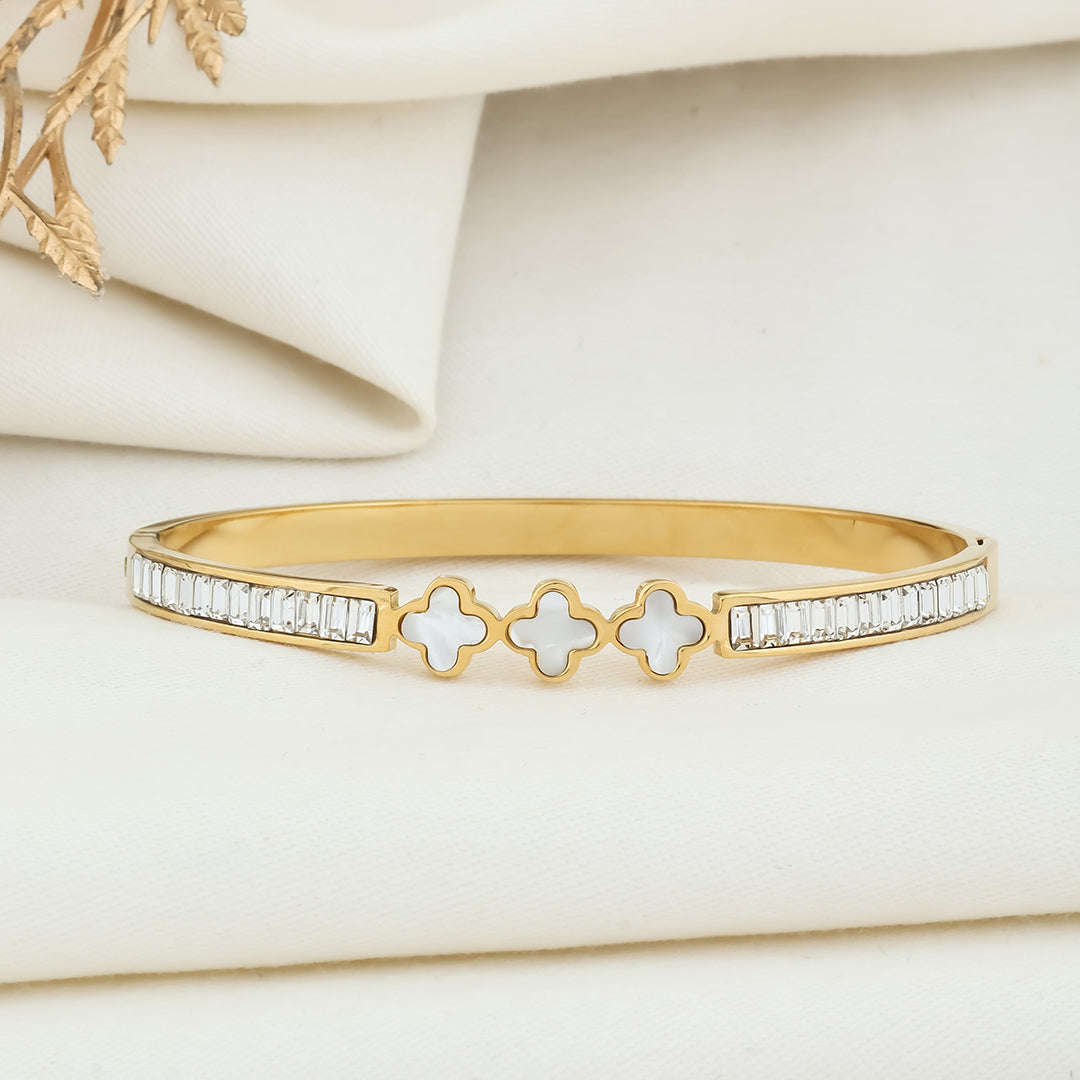 White tri-flower glittery stone kada