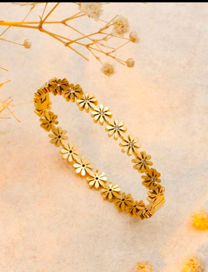 Minimal flower Bangle 18k Gold Plated