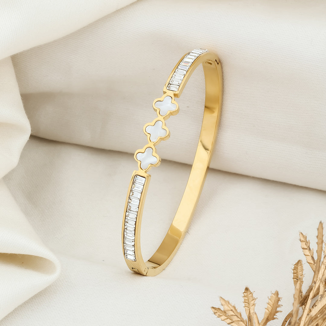 White tri-flower glittery stone kada